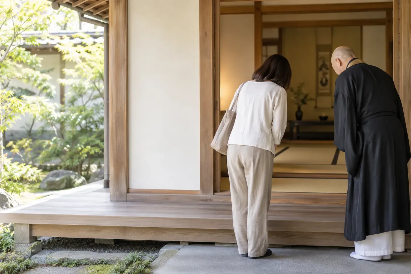 訪れた方を頭を下げて迎える僧侶