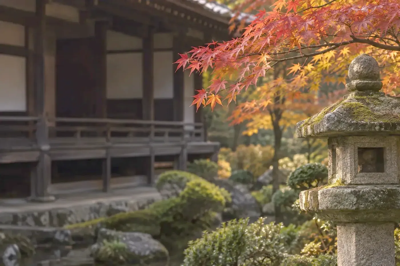 紅葉と本堂、石灯籠
