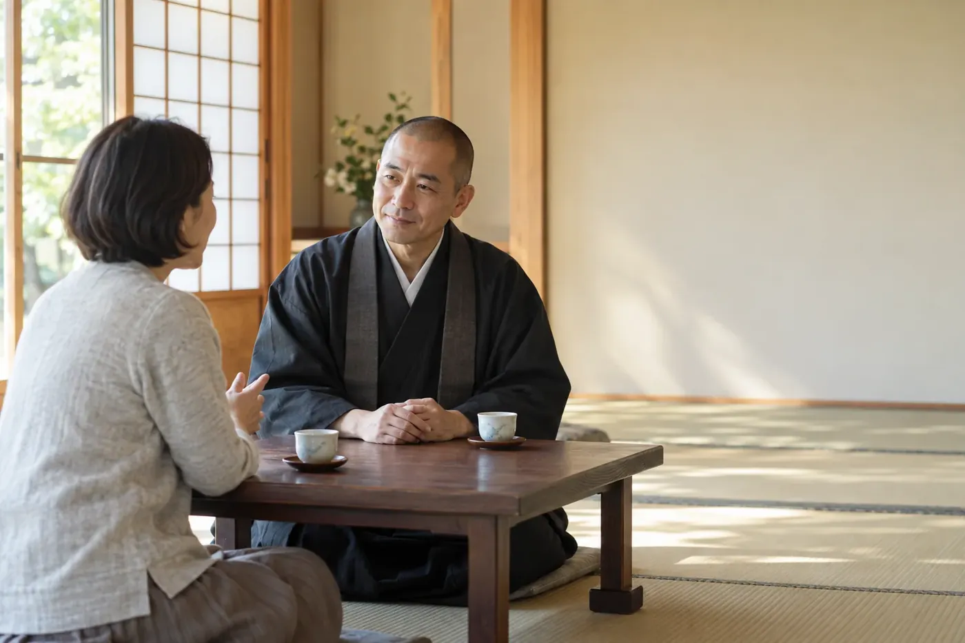 座敷でご相談をうかがう僧侶