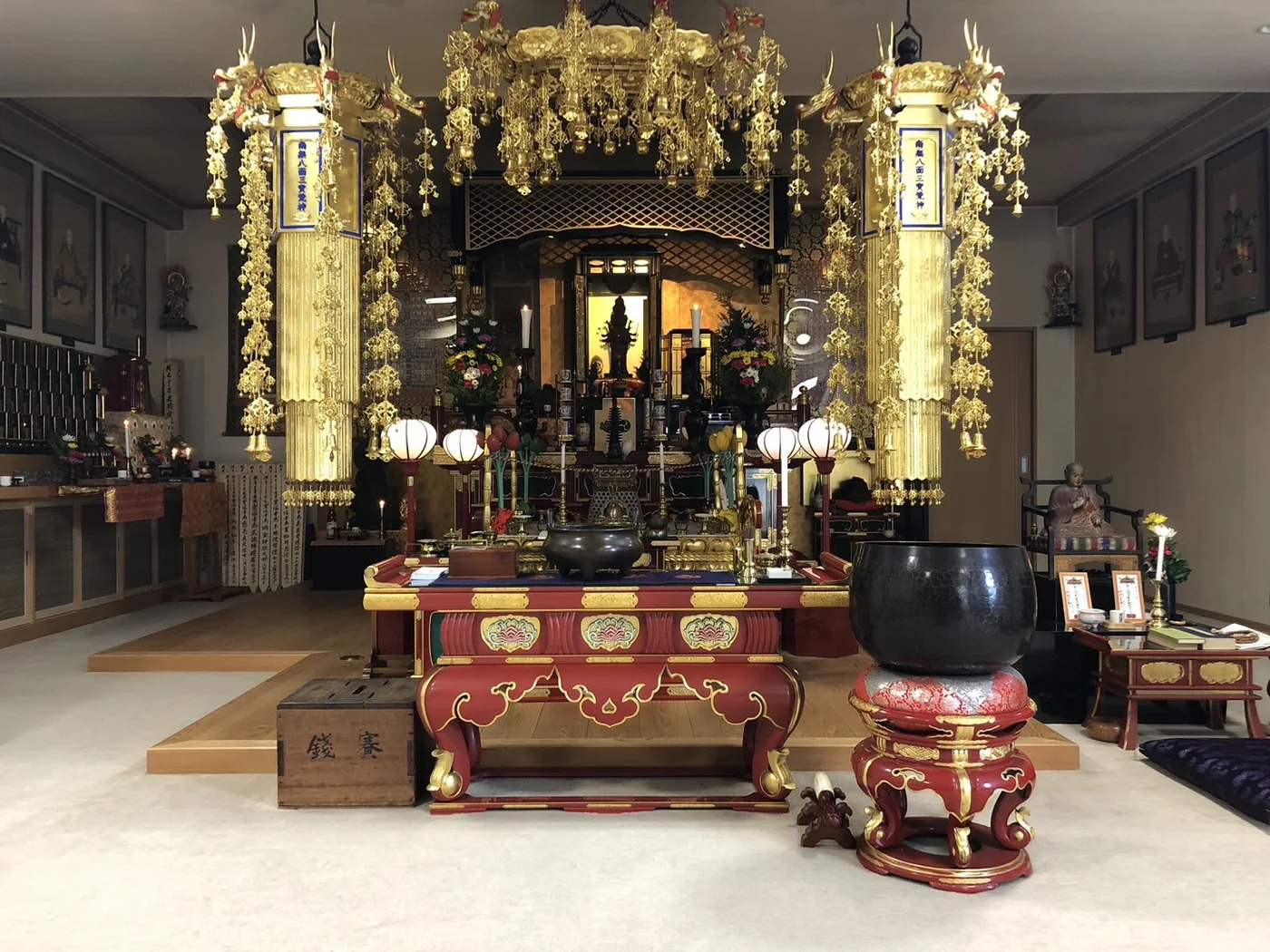 法輪寺 本堂の内陣。ご本尊は八面三宝荒神