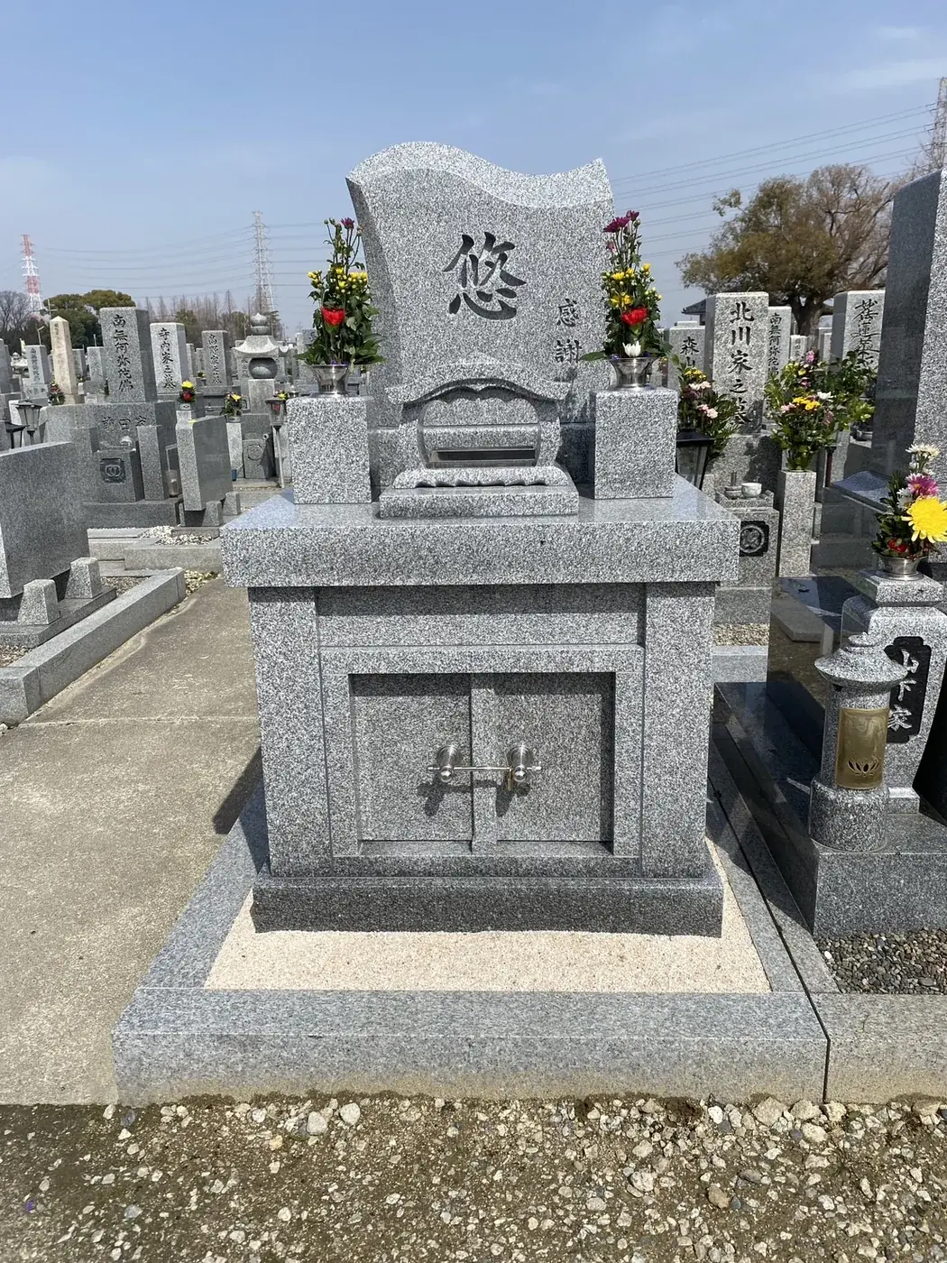 法輪寺 南花田霊園供養塔「悠」。「悠」と彫られた御影石の供養塔