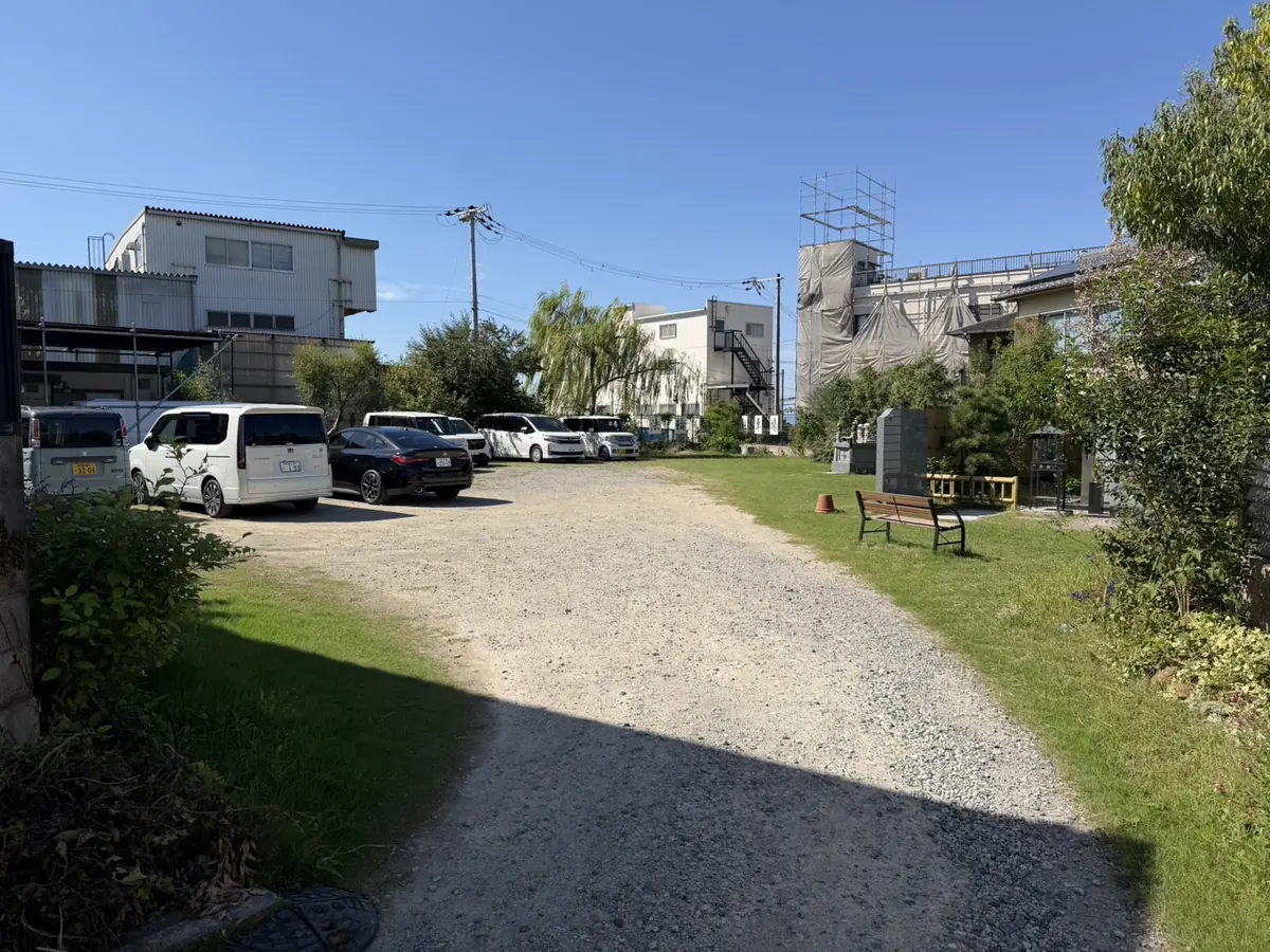 駐車場の全景。手前が砂利、奥が芝生