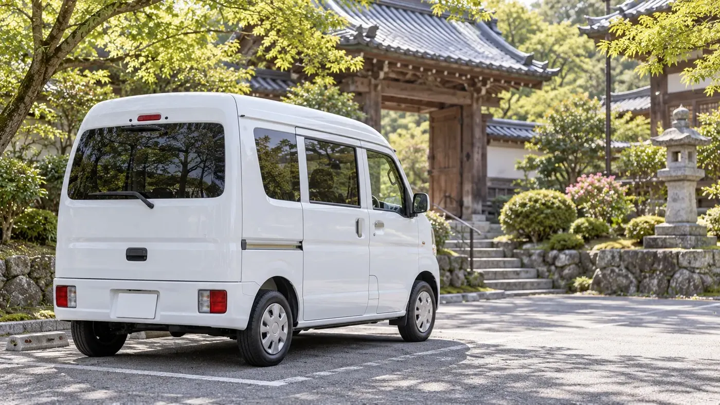 境内の駐車場に停まった車