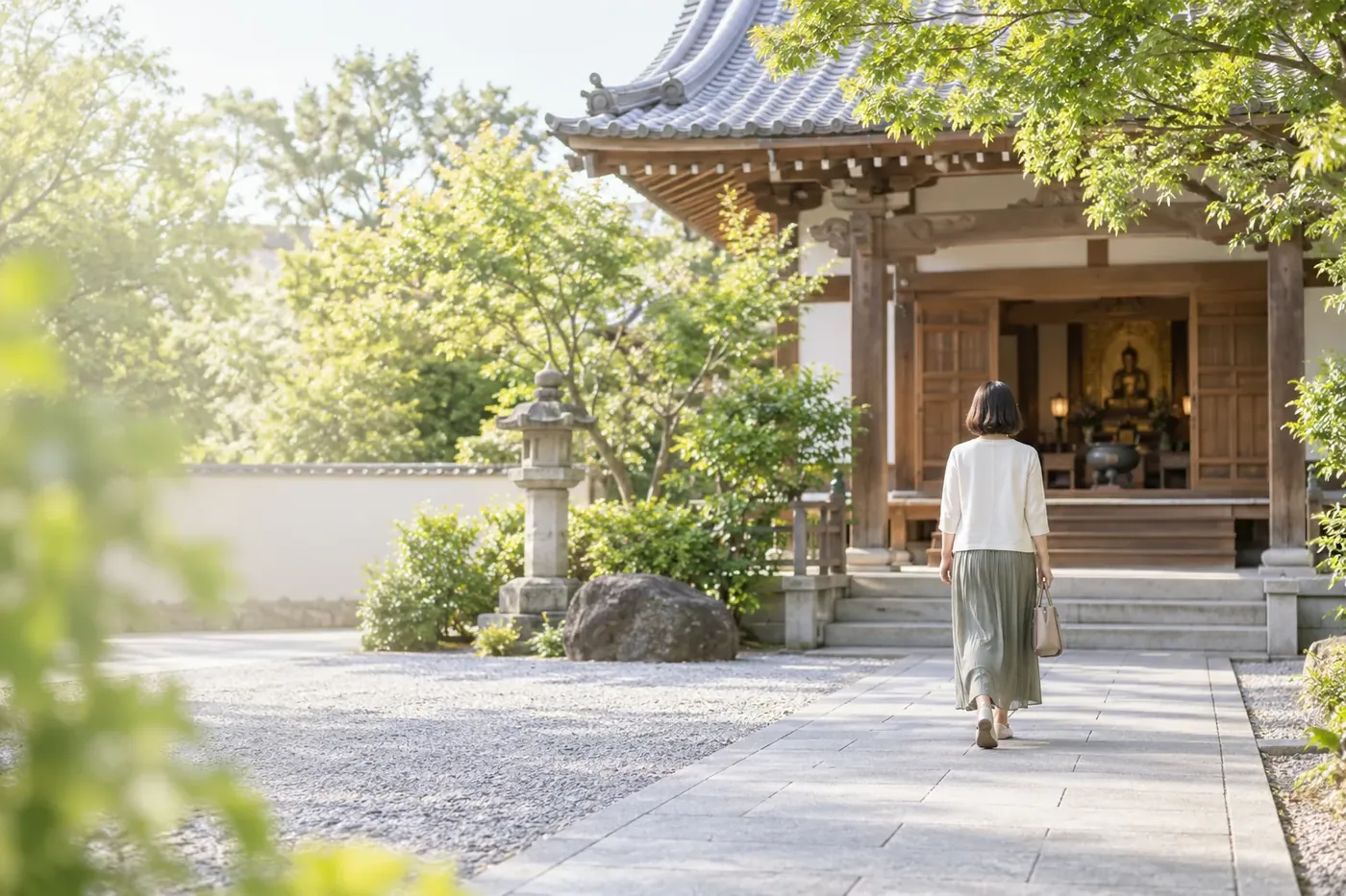 境内の参道を本堂へ歩くお参りの方の後ろ姿