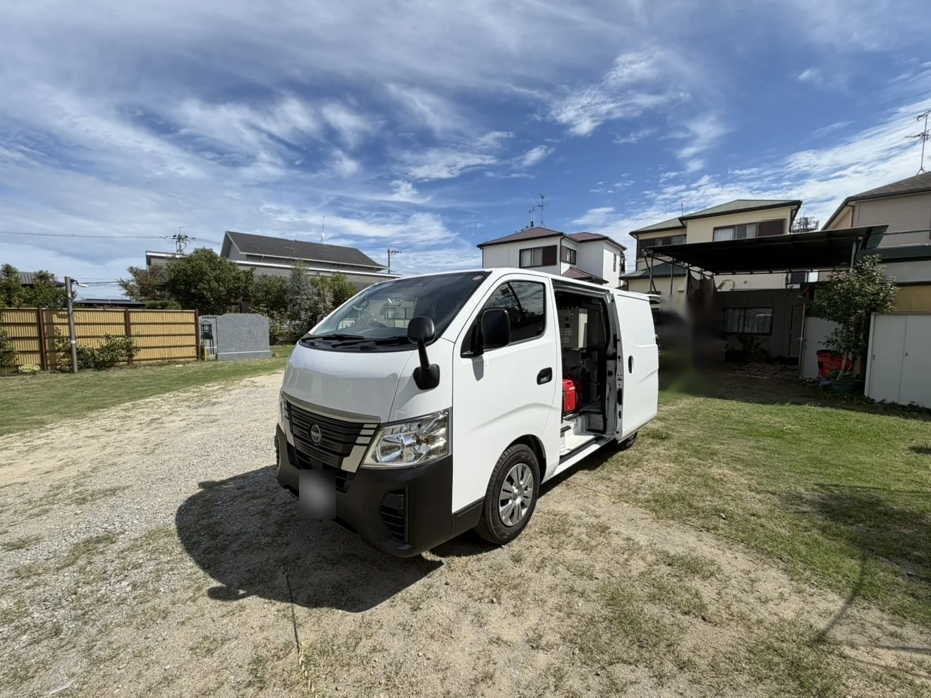 境内に停まった法輪寺の火葬車（側面の扉を開けた状態）