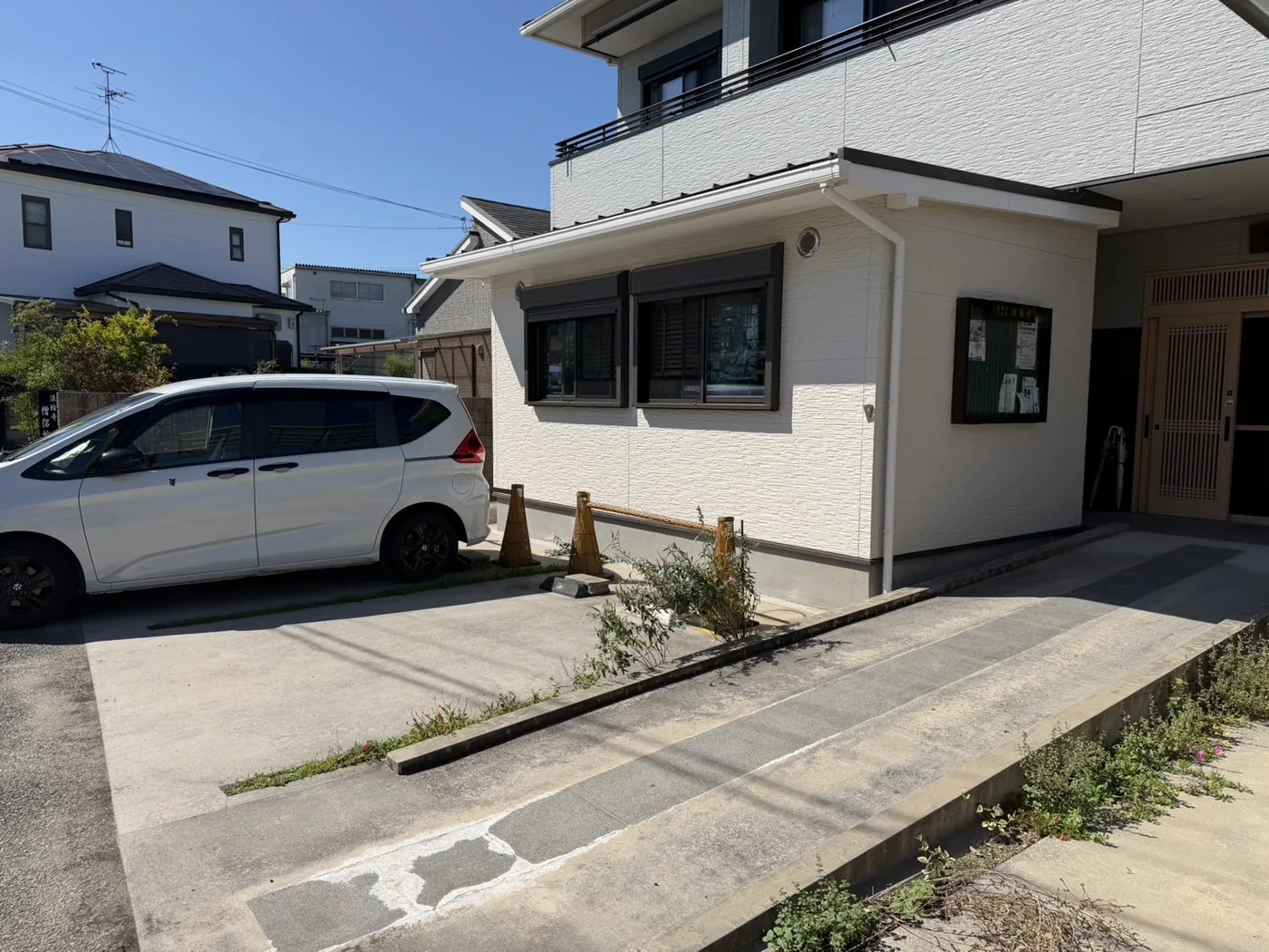 建物の脇の駐車スペースと、法輪寺の玄関